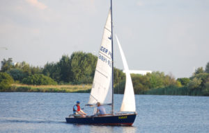 Zugvogel-Jolle "Karat" segelt auf der Weser