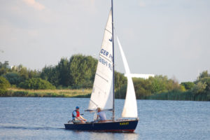 Zugvogel-Jolle "Karat" segelt auf der Weser