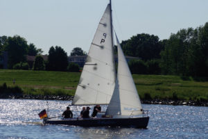15er Jollenkreuzer "Zebulon" segelt im Gegenlicht