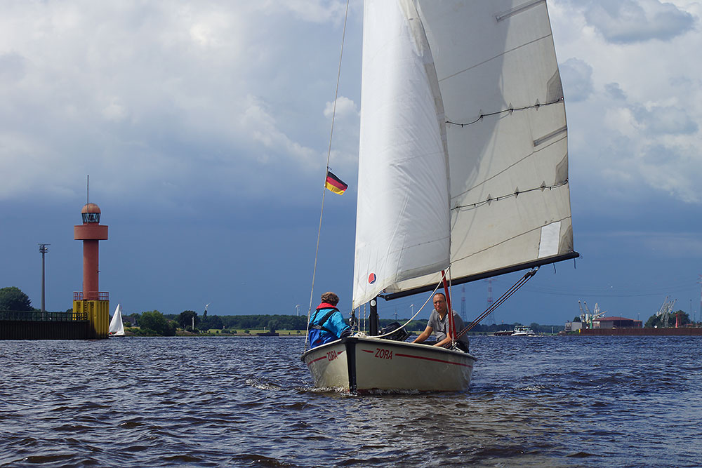 Polyvalk "Zora" beim segeln auf der Weser mit rotem Leuchtturm