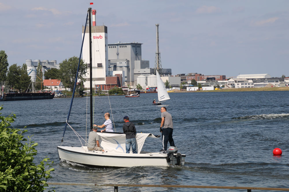 Polyvalk "Kolk" beim setzen der Segel auf der Weser