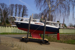 Segelyacht Le Vent wird zu Wasser gelassen